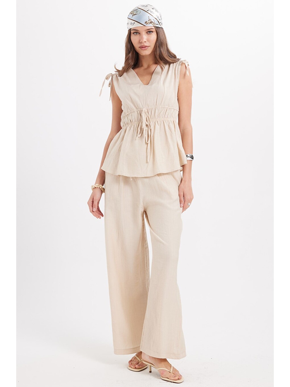 Kadın Standart Fit Normal Kesim V Yaka Beli Büzgülü Bağcıklı Bluz Geniş Paça Bej Pantolon Takım