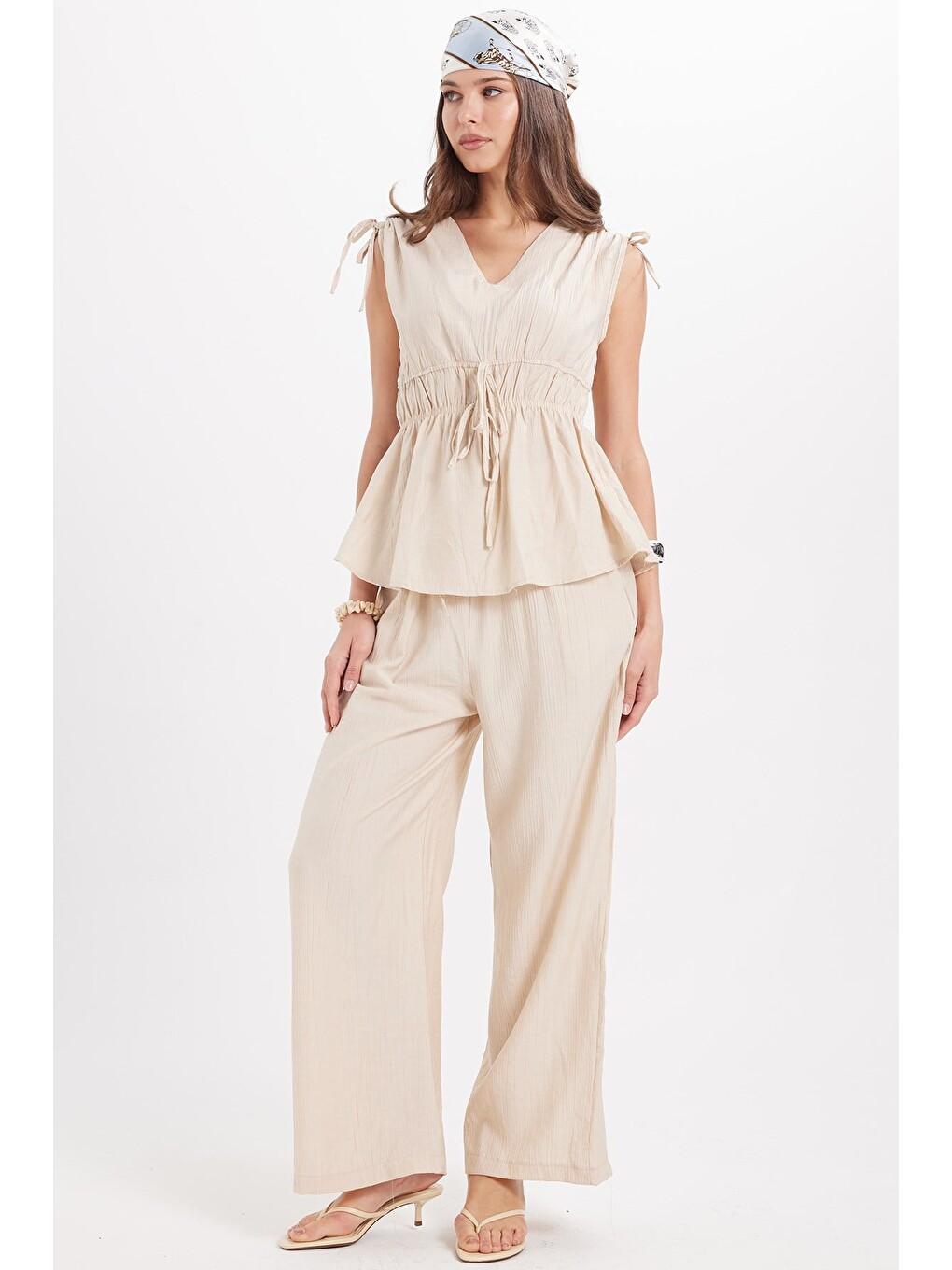 Kadın Standart Fit Normal Kesim V Yaka Beli Büzgülü Bağcıklı Bluz Geniş Paça Bej Pantolon Takım-3
