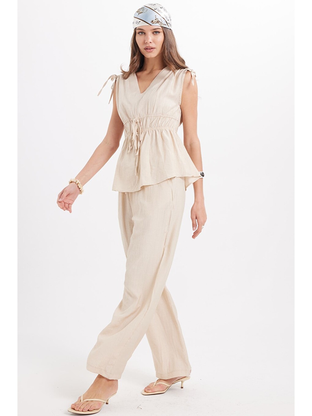 Kadın Standart Fit Normal Kesim V Yaka Beli Büzgülü Bağcıklı Bluz Geniş Paça Bej Pantolon Takım-4