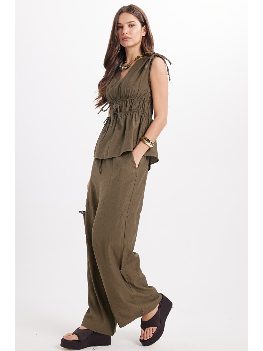 Kadın Standart Fit Normal Kesim V Yaka Beli Büzgülü Bağcıklı Bluz Geniş Paça Haki Pantolon Takım-5