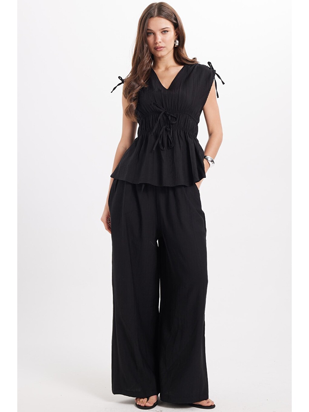 Kadın Standart Fit Normal Kesim V Yaka Beli Büzgülü Bağcıklı Bluz Geniş Paça Siyah Pantolon Takım