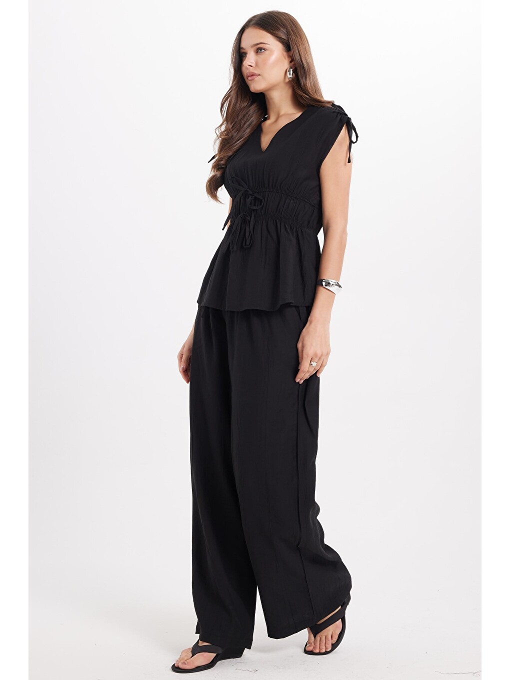 Kadın Standart Fit Normal Kesim V Yaka Beli Büzgülü Bağcıklı Bluz Geniş Paça Siyah Pantolon Takım-1