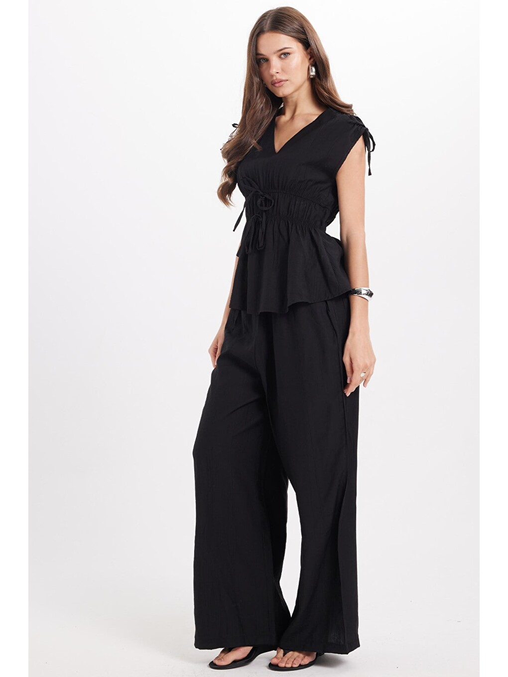 Kadın Standart Fit Normal Kesim V Yaka Beli Büzgülü Bağcıklı Bluz Geniş Paça Siyah Pantolon Takım-3