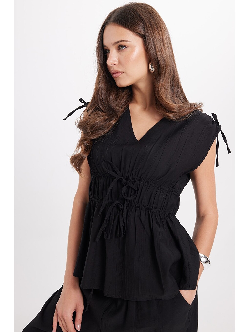 Kadın Standart Fit Normal Kesim V Yaka Beli Büzgülü Bağcıklı Bluz Geniş Paça Siyah Pantolon Takım-5