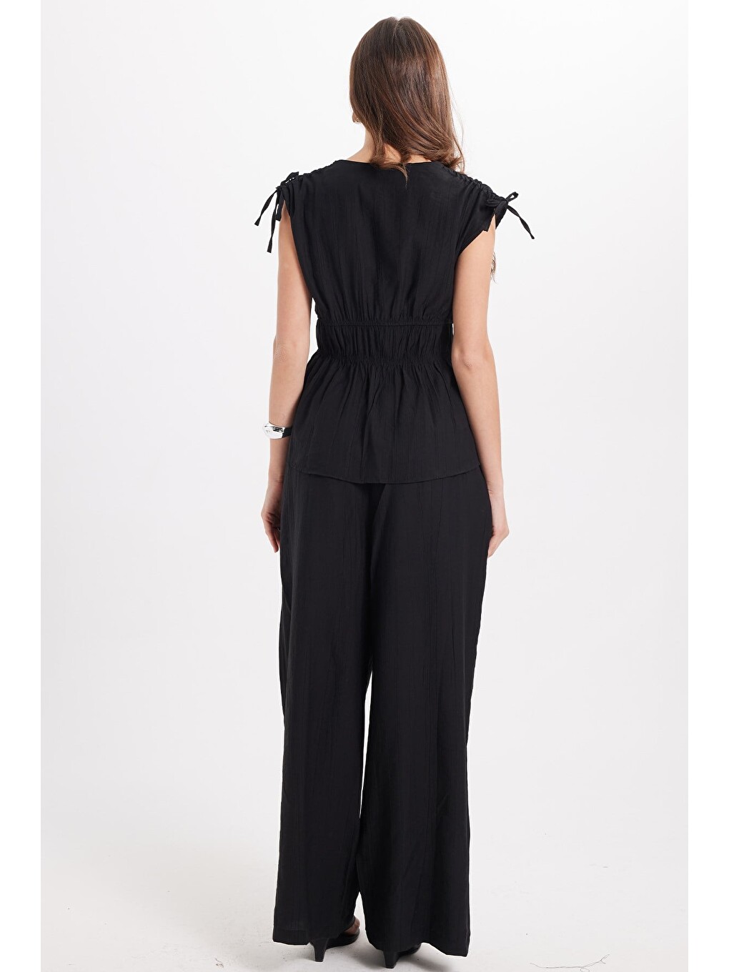 Kadın Standart Fit Normal Kesim V Yaka Beli Büzgülü Bağcıklı Bluz Geniş Paça Siyah Pantolon Takım-6