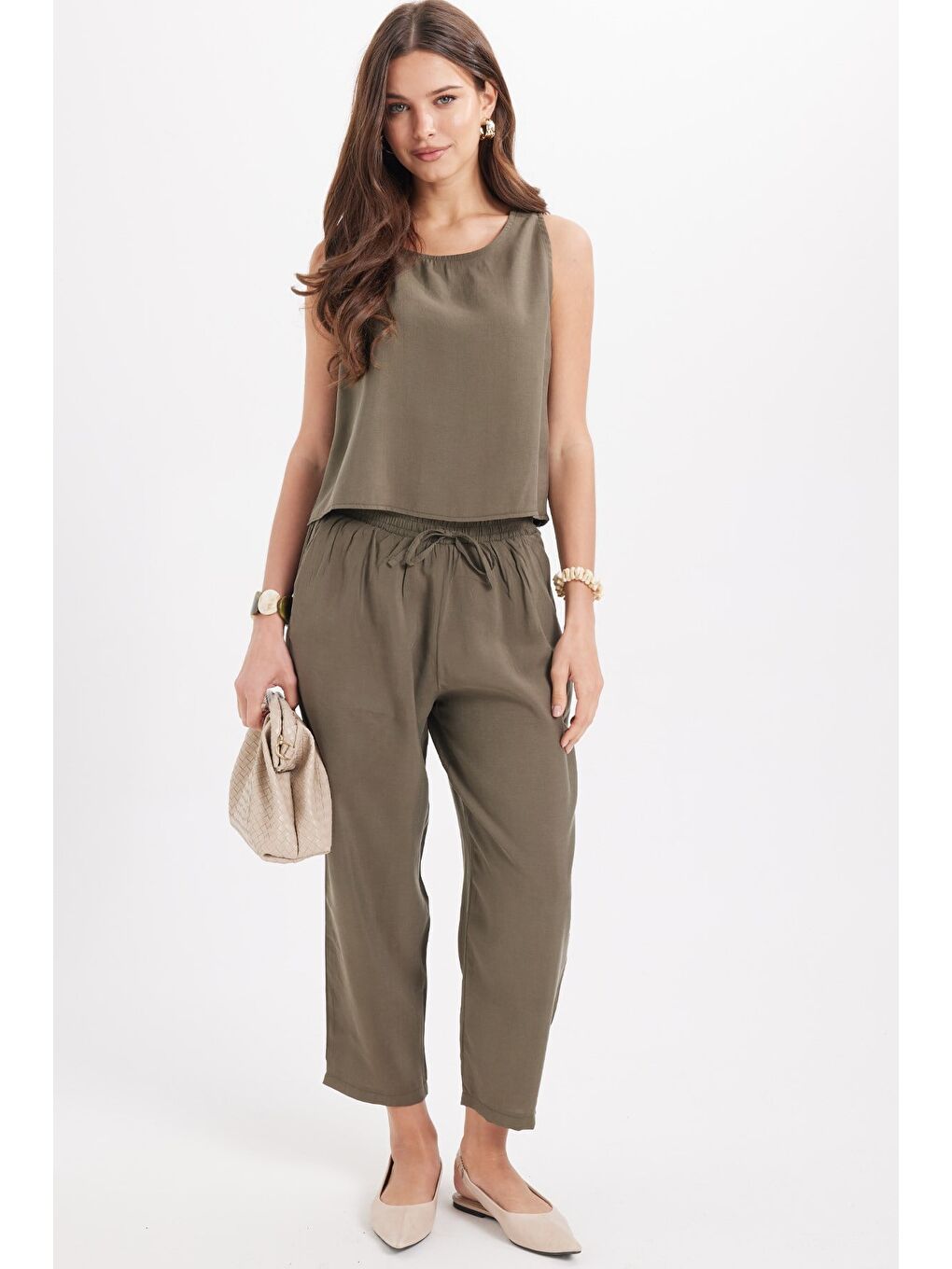 Kadın Standart Fit Normal Kesim Kolsuz Elastanlı Bisiklet Yaka Bluz Geniş Paça Haki Pantolon Takım