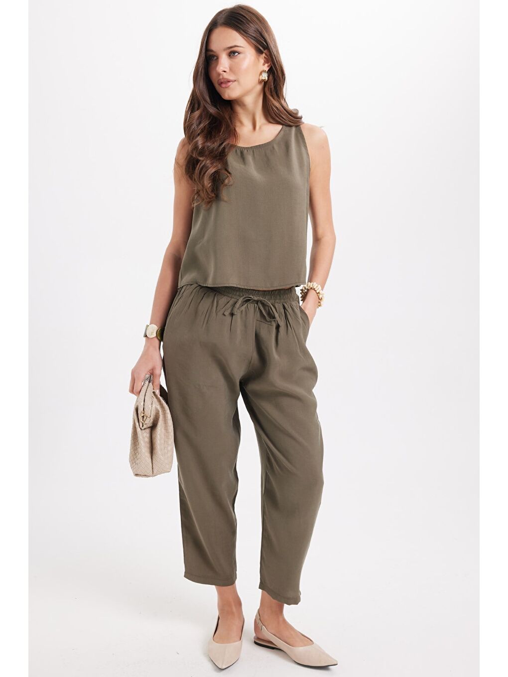 Kadın Standart Fit Normal Kesim Kolsuz Elastanlı Bisiklet Yaka Bluz Geniş Paça Haki Pantolon Takım-3