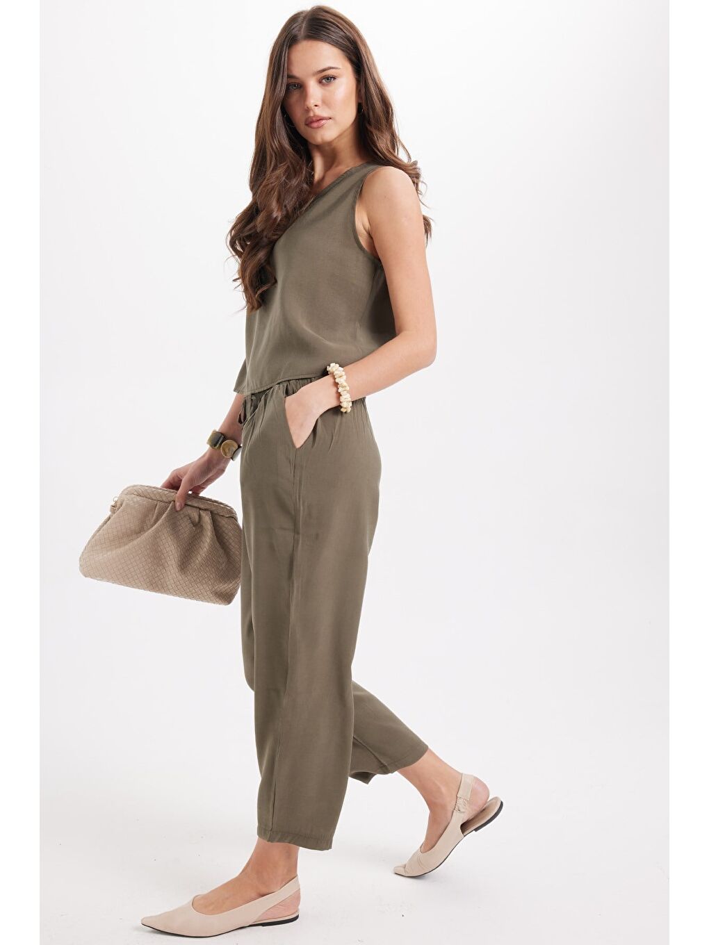 Kadın Standart Fit Normal Kesim Kolsuz Elastanlı Bisiklet Yaka Bluz Geniş Paça Haki Pantolon Takım-4