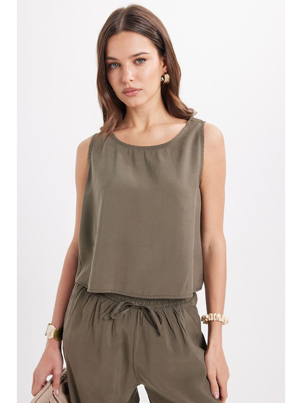 Kadın Standart Fit Normal Kesim Kolsuz Elastanlı Bisiklet Yaka Bluz Geniş Paça Haki Pantolon Takım-5