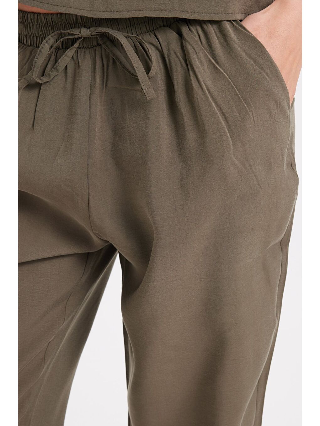 Kadın Standart Fit Normal Kesim Kolsuz Elastanlı Bisiklet Yaka Bluz Geniş Paça Haki Pantolon Takım-6