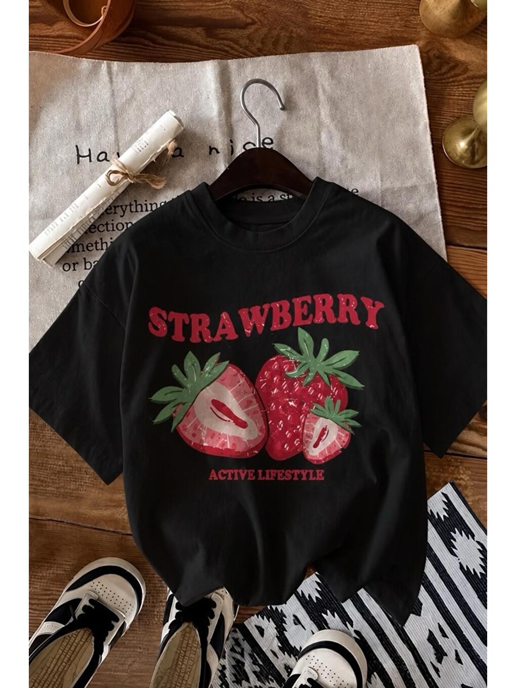 Siyah Strawberry Active Lifestyle Bisiklet Yaka Eskitme Baskılı Rahat Kesim Tişört