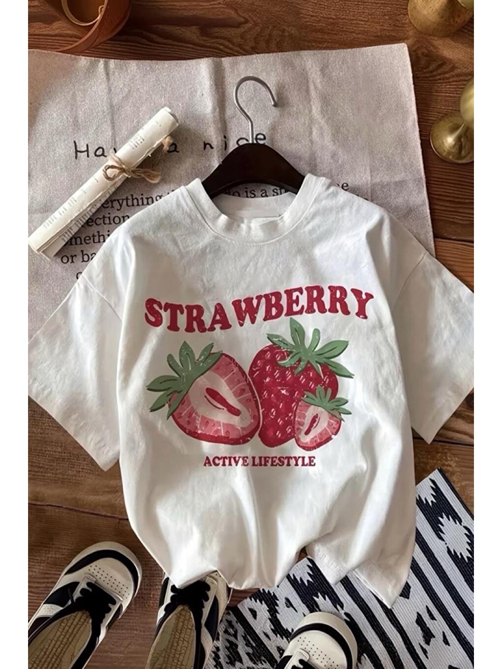 Beyaz Strawberry Active Lifestyle Bisiklet Yaka Eskitme Baskılı Rahat Kesim Tişört