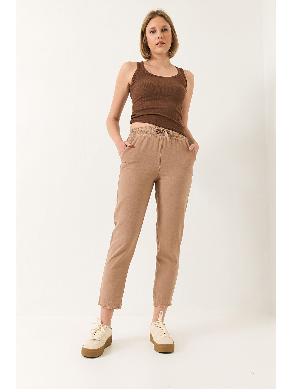 Bej Kadın Beli Bağlamalı Paça Detaylı Cepli Keten Havuç Pantolon YP-1