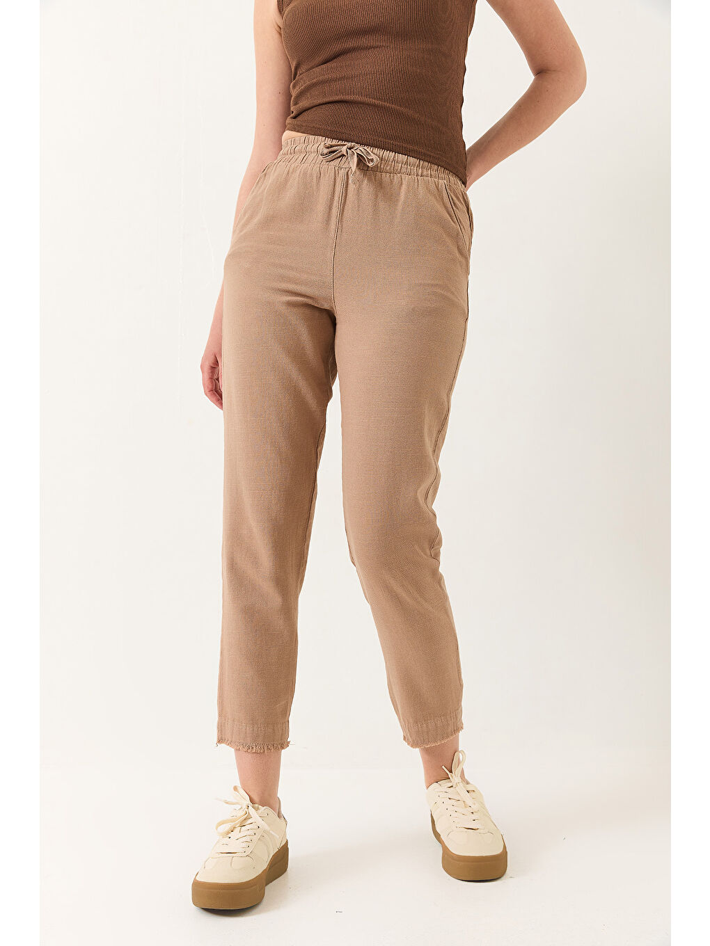 Bej Kadın Beli Bağlamalı Paça Detaylı Cepli Keten Havuç Pantolon YP-4
