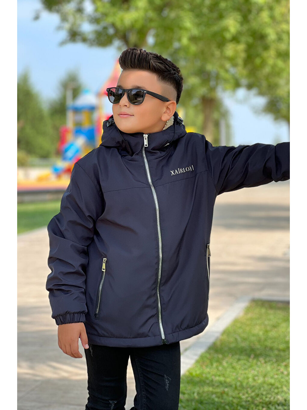 Lacivert Erkek Çocuk Sabit Kapüşonlu Metal Armalı İçi Kürklü Mont KM3987-1