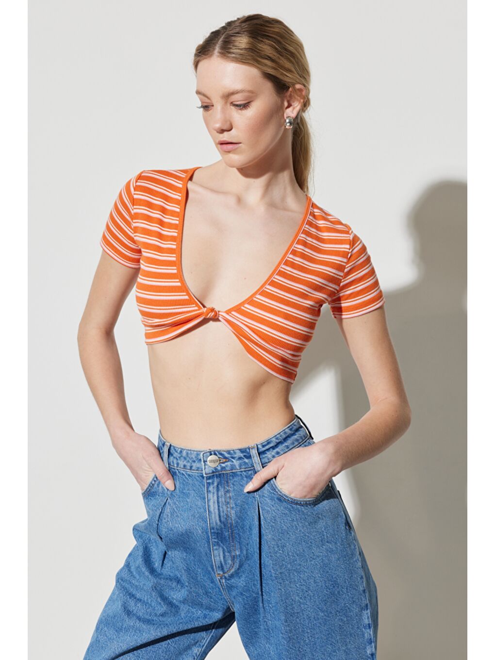 Turuncu Regular Fit Normal Kesim V Yaka Çizgili Crop Bluz