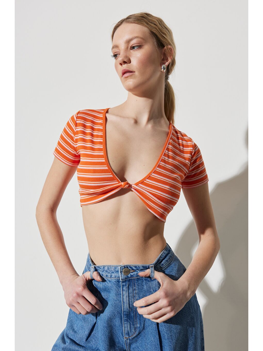 Turuncu Regular Fit Normal Kesim V Yaka Çizgili Crop Bluz-1