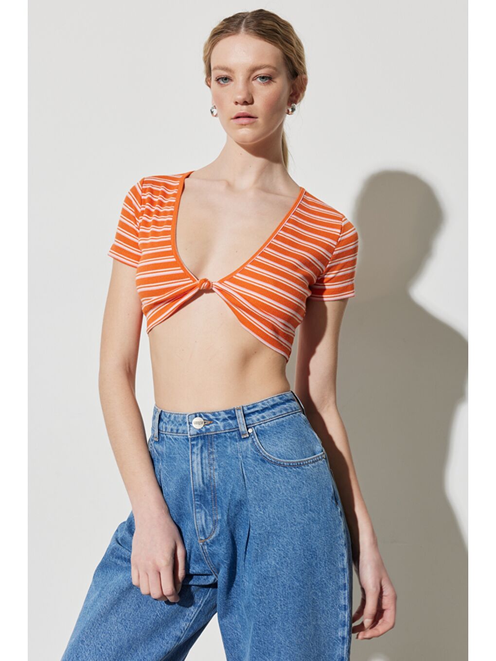 Turuncu Regular Fit Normal Kesim V Yaka Çizgili Crop Bluz-2