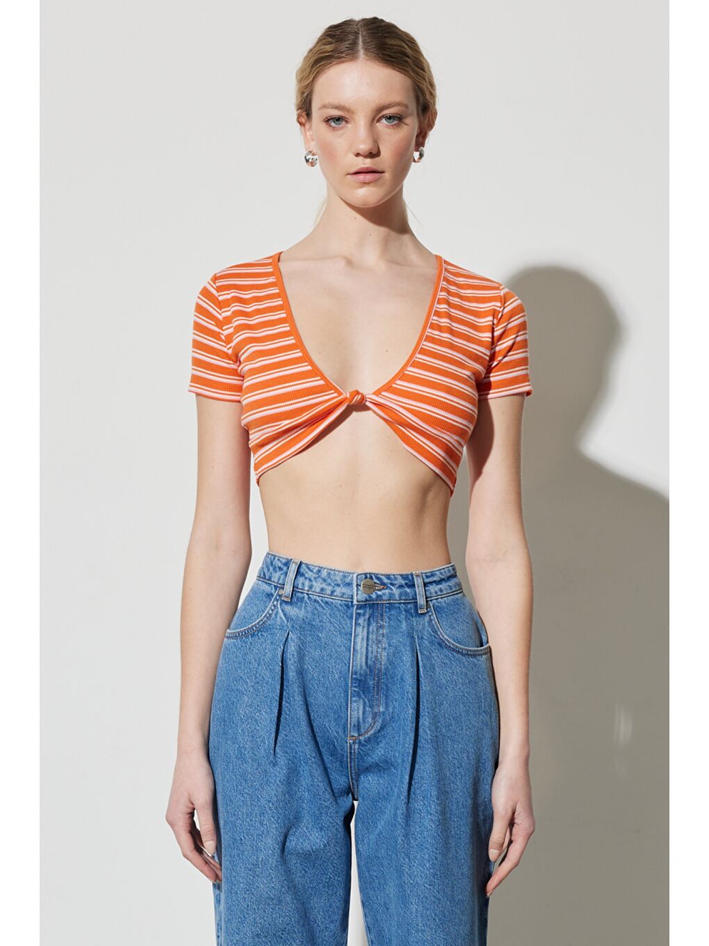 Turuncu Regular Fit Normal Kesim V Yaka Çizgili Crop Bluz-3