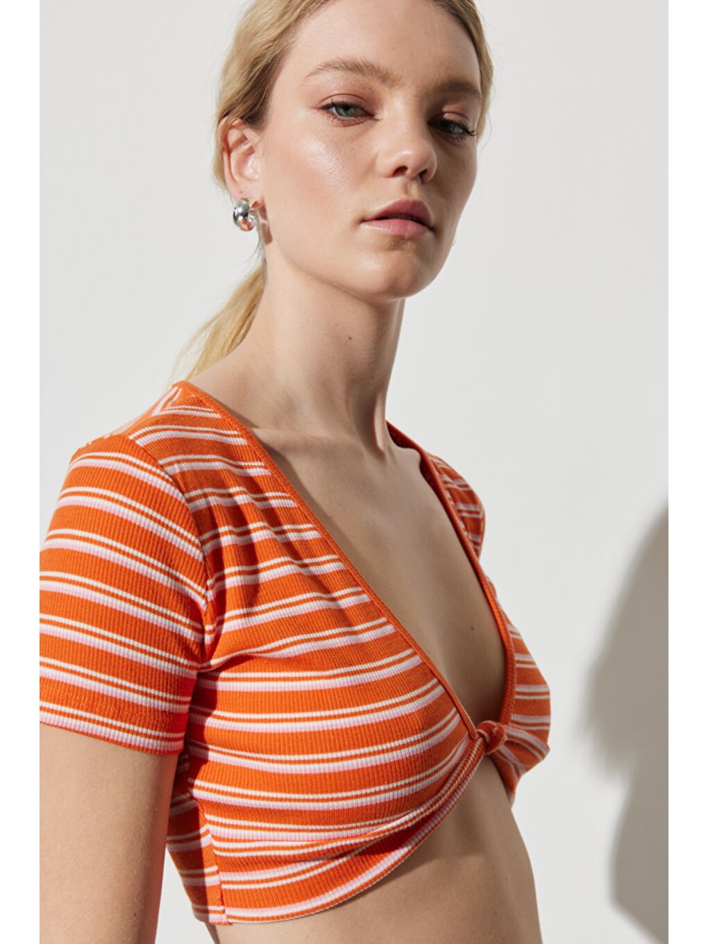 Turuncu Regular Fit Normal Kesim V Yaka Çizgili Crop Bluz-4