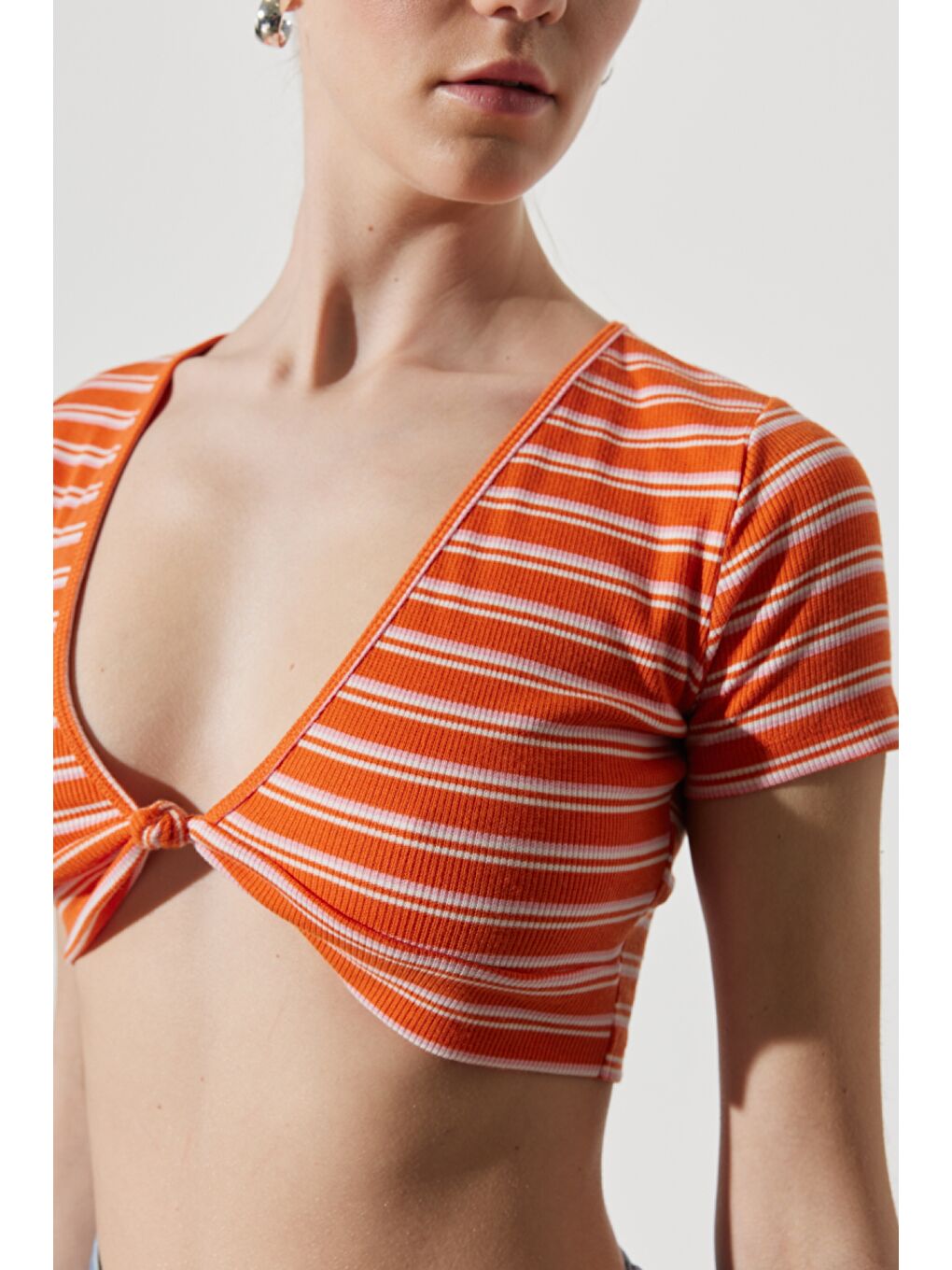 Turuncu Regular Fit Normal Kesim V Yaka Çizgili Crop Bluz-5