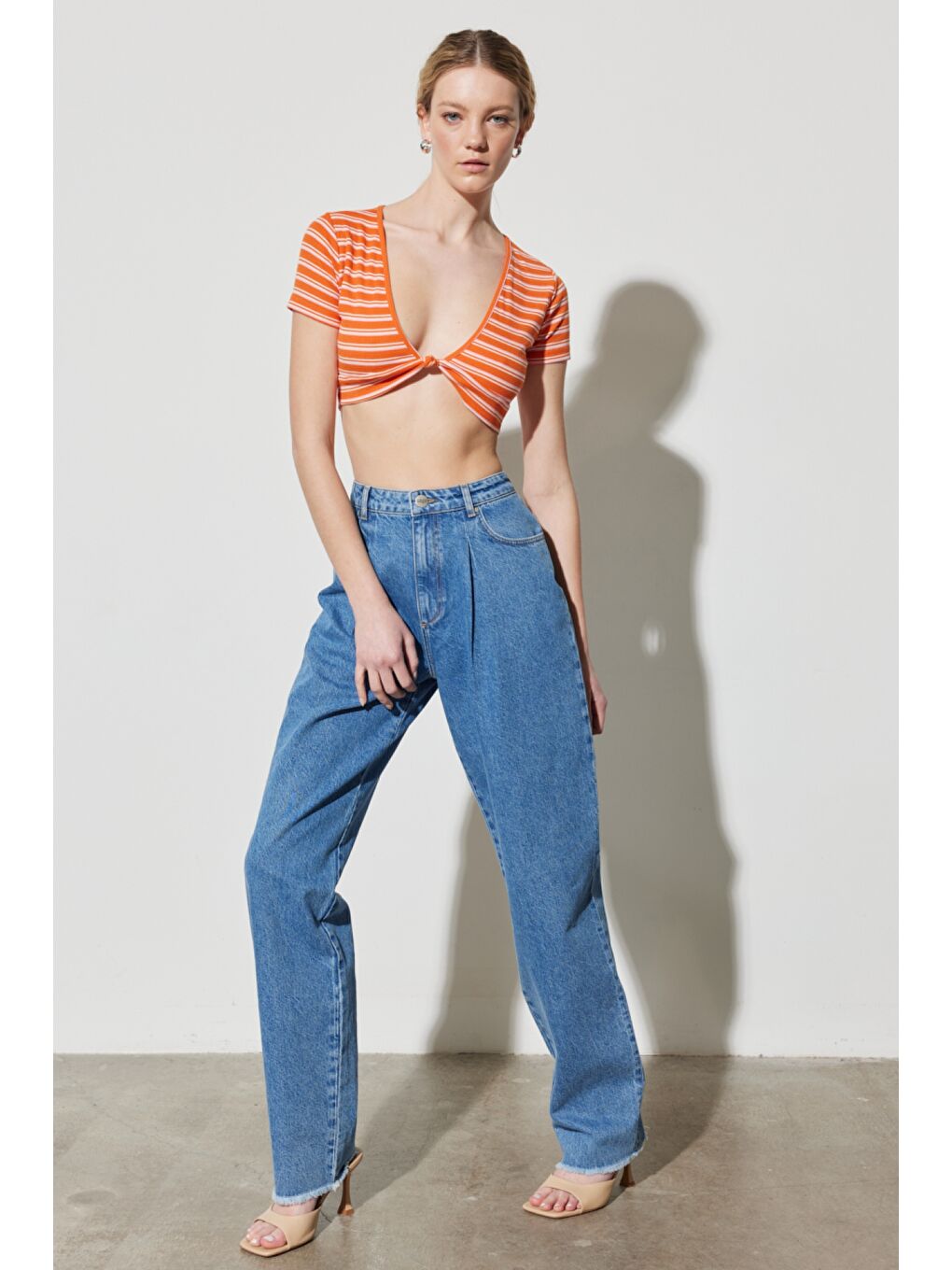 Turuncu Regular Fit Normal Kesim V Yaka Çizgili Crop Bluz-6