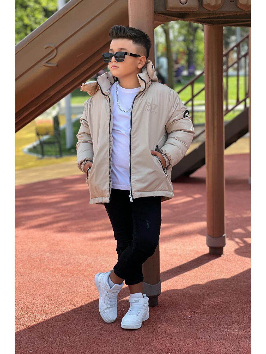 Bej Erkek Çocuk Çıkarılabilir Kapüşonlu Baskılı Yakası Detaylı Kışlık Mont KM3501-1
