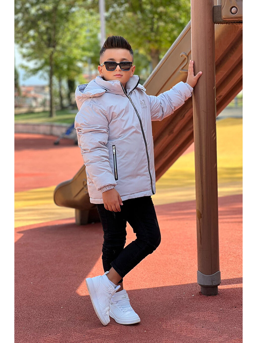 Gri Erkek Çocuk Çıkarılabilir Kapüşonlu Baskılı Yakası Detaylı Kışlık Mont KM3501-4
