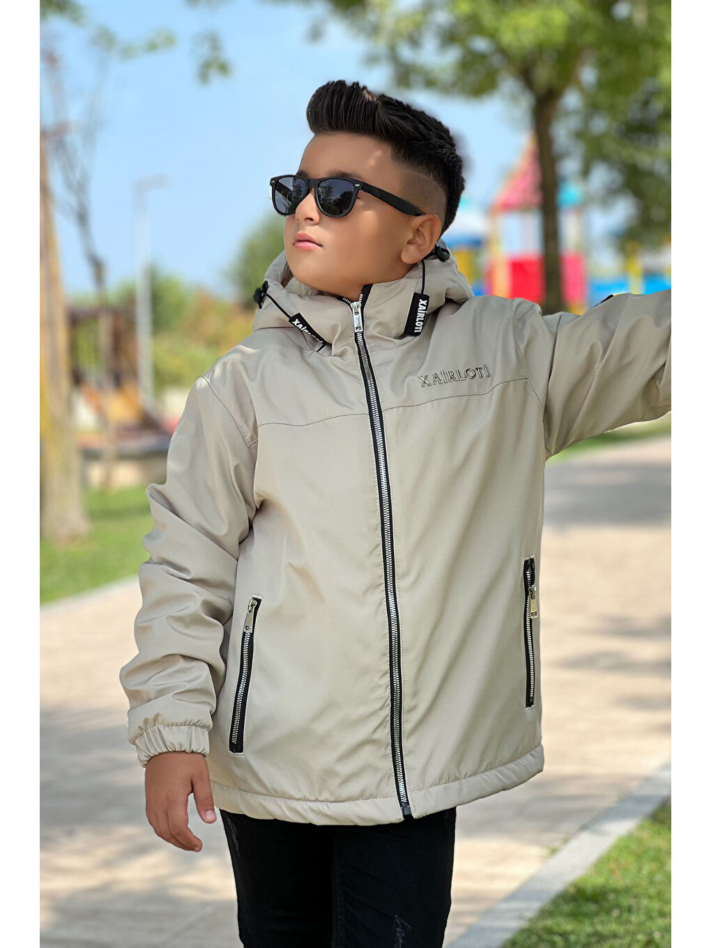 Bej Erkek Çocuk Sabit Kapüşonlu Metal Armalı İçi Kürklü Mont KM3987-1