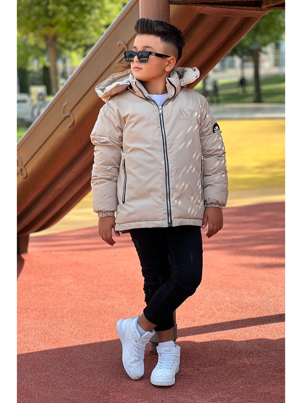 Bej Erkek Çocuk Çıkarılabilir Kapüşonlu Baskılı Yakası Detaylı Kışlık Mont KM3501-3