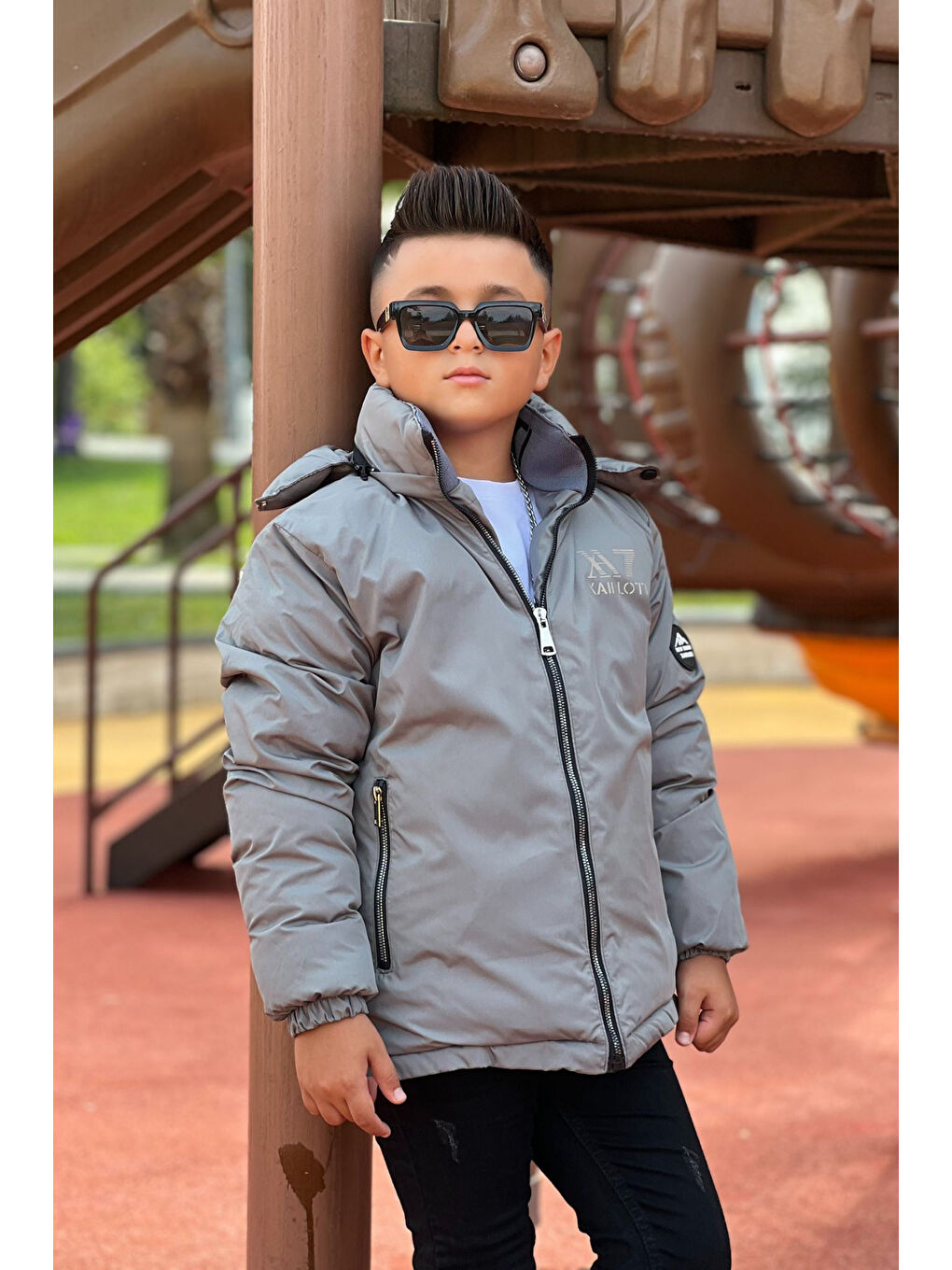 Gri Erkek Çocuk Çıkarılabilir Kapüşonlu Baskılı Yakası Detaylı Kışlık Mont KM3501-4