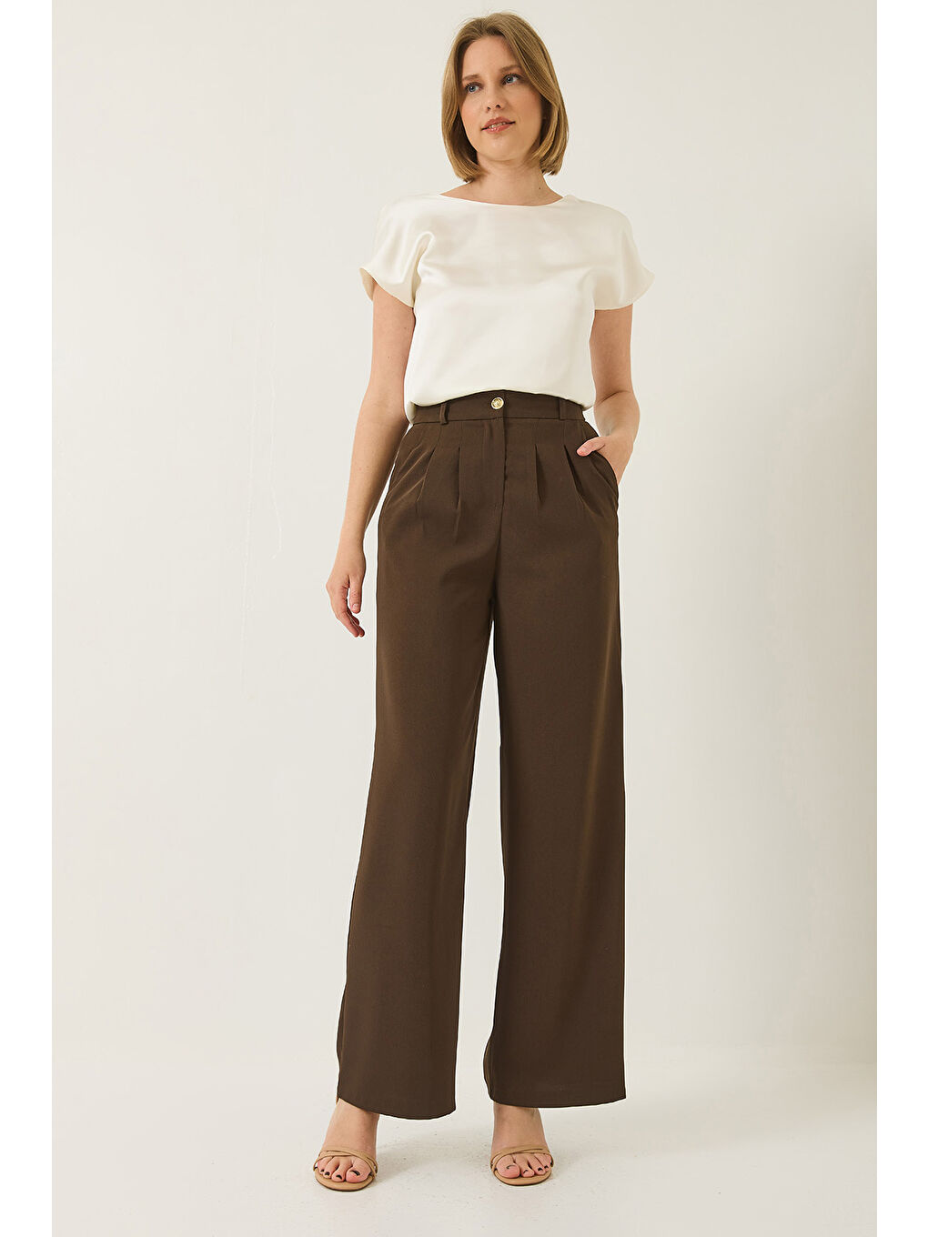 Kahverengi Kadın Pileli Cep Detaylı Kemerli Arkası Lastikli Palazzo Latina Pantolon