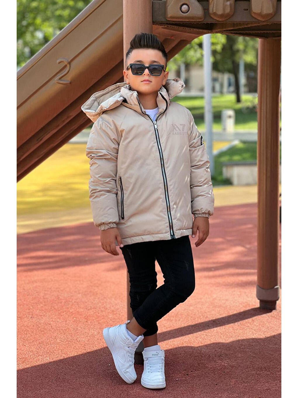 Bej Erkek Çocuk Çıkarılabilir Kapüşonlu Baskılı Yakası Detaylı Kışlık Mont KM3501-4