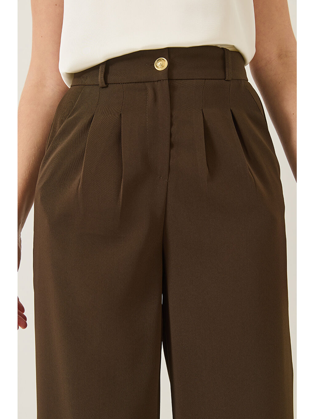 Kahverengi Kadın Pileli Cep Detaylı Kemerli Arkası Lastikli Palazzo Latina Pantolon-5