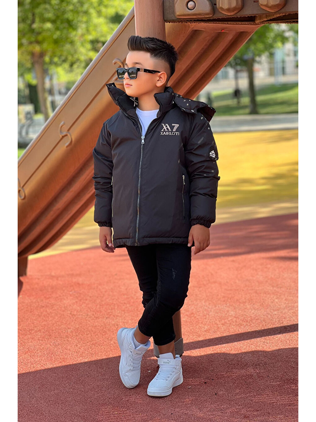 Siyah Erkek Çocuk Çıkarılabilir Kapüşonlu Baskılı Yakası Detaylı Kışlık Mont KM3501