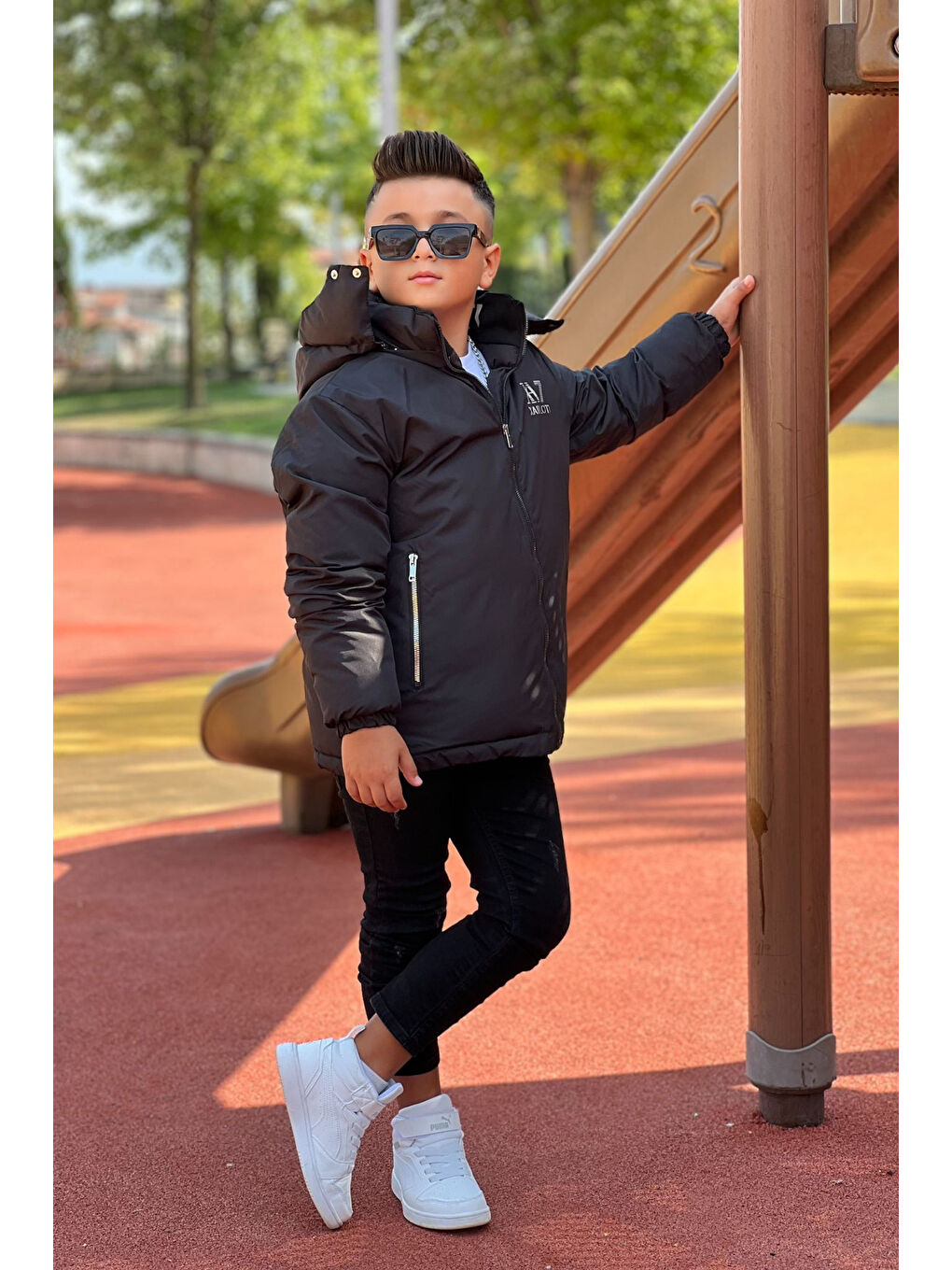 Siyah Erkek Çocuk Çıkarılabilir Kapüşonlu Baskılı Yakası Detaylı Kışlık Mont KM3501-1