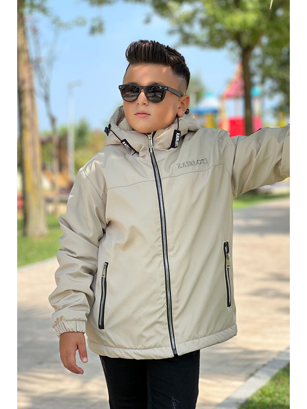 Bej Erkek Çocuk Sabit Kapüşonlu Metal Armalı İçi Kürklü Mont KM3987-6