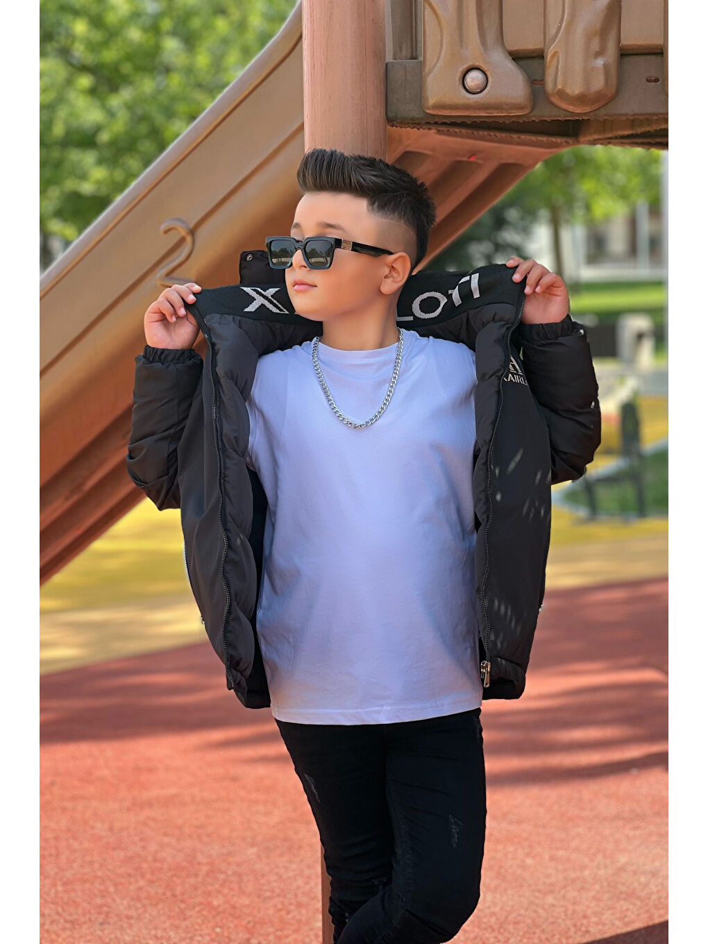 Siyah Erkek Çocuk Çıkarılabilir Kapüşonlu Baskılı Yakası Detaylı Kışlık Mont KM3501-2