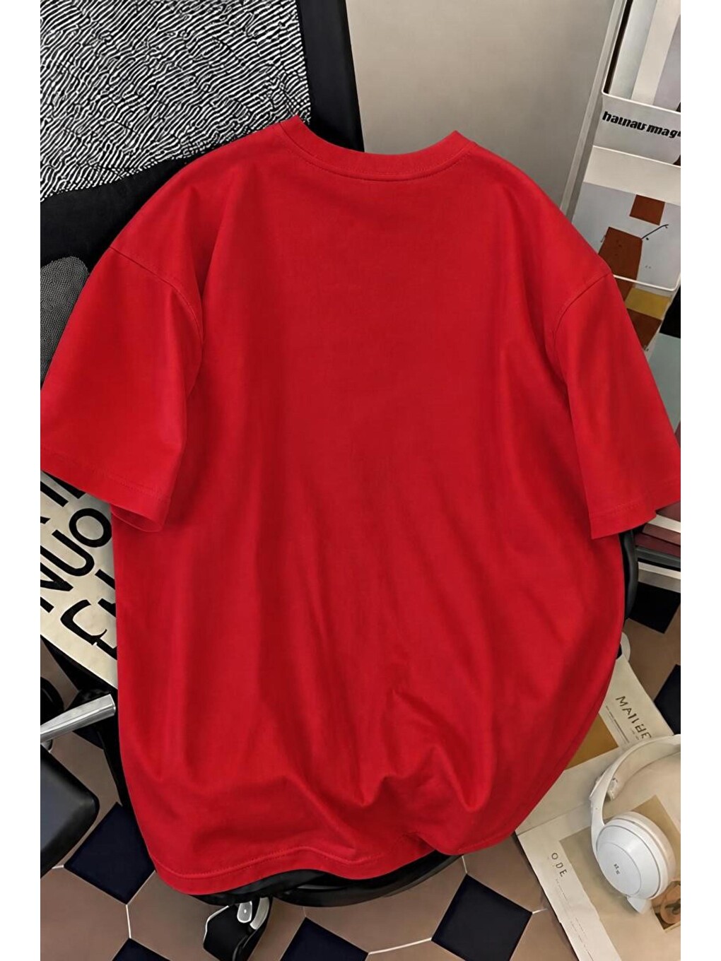 Kırmızı Pop Art Tarzı "bantlanmış Kedi" Desenli Pamuklu Rahat Unisex Tişört-1