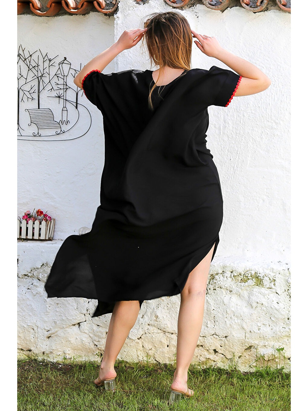 Siyah V Yaka Yarasa Kol Gizli Cepli Yırtmaçlı Nakışlı Casual Viskon Dokuma Elbise 140 95-5