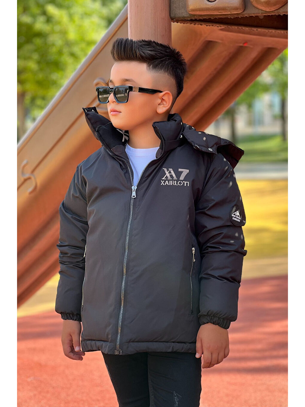 Siyah Erkek Çocuk Çıkarılabilir Kapüşonlu Baskılı Yakası Detaylı Kışlık Mont KM3501-3