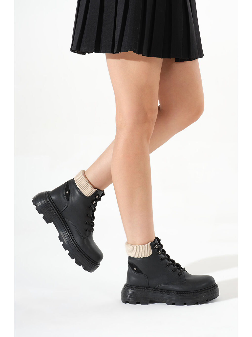 Kadın Siyah Cilt Kalın Poli Taban Bileği Lastikli Bağcıklı Bot