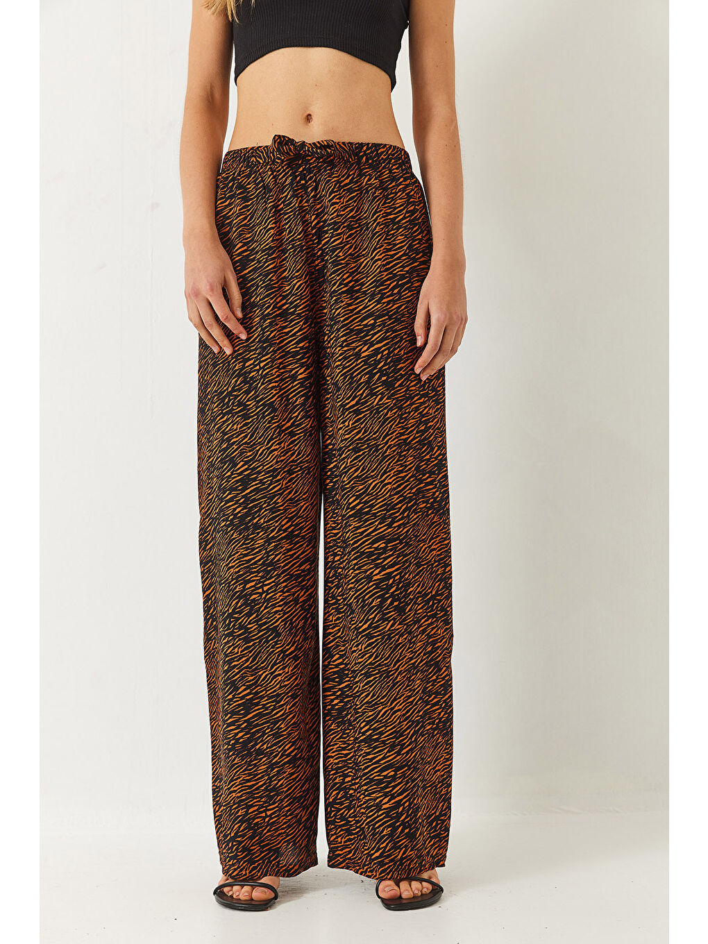 Siyah Kadın Desenli Beli Lastikli Bağlamalı Rahat Viskon Pantolon-3