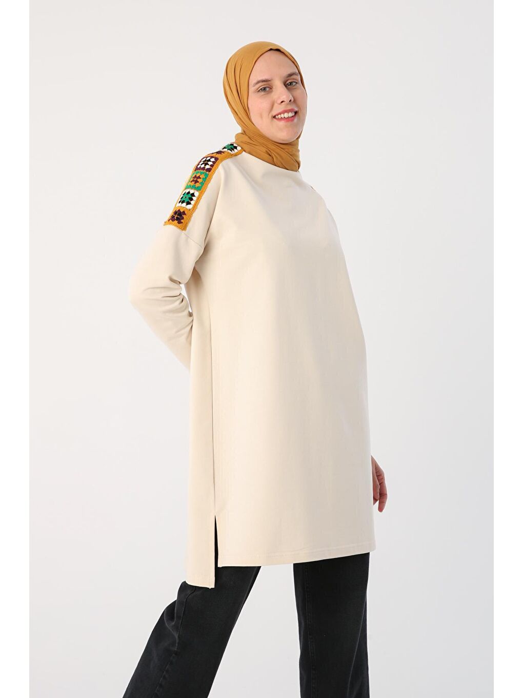 Açık Bej Oversize Renkli Motifli Örme Tunik