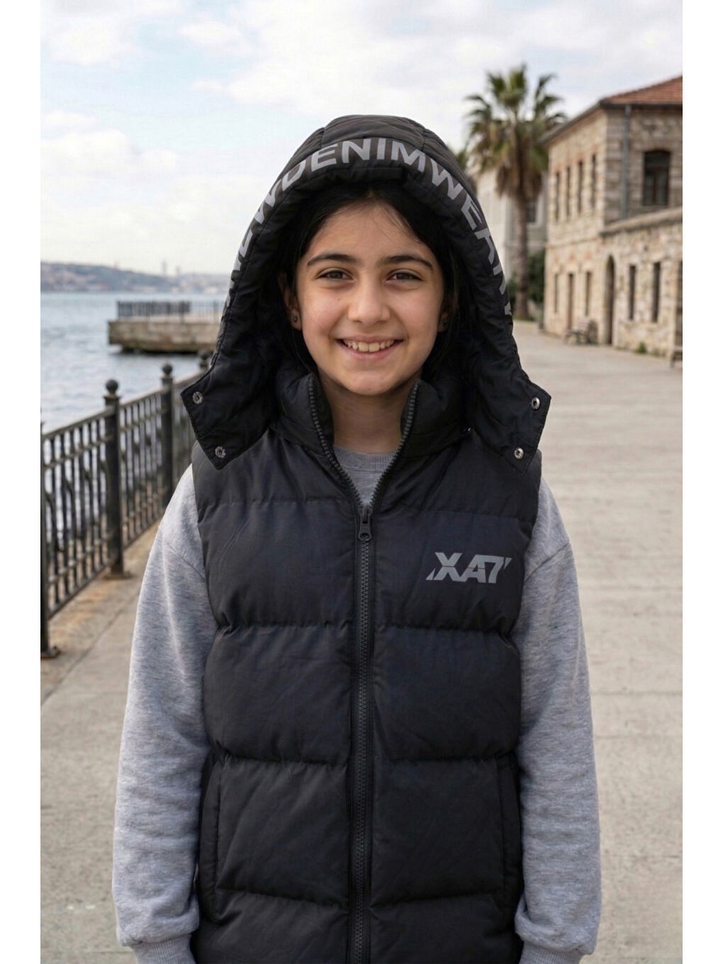 Siyah Unisex Çıtçıt Kapüşonlu Baskılı Şişme Yelek