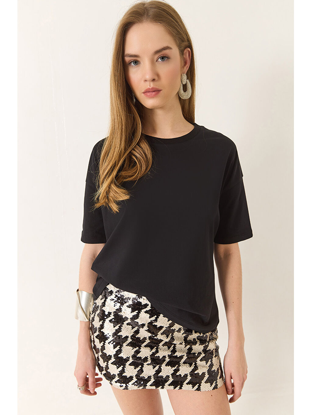 Siyah Kadın % Organik Pamuk Relaxed Fit Yırtmaçlı Yuvarlak Yakalı T-Shirt