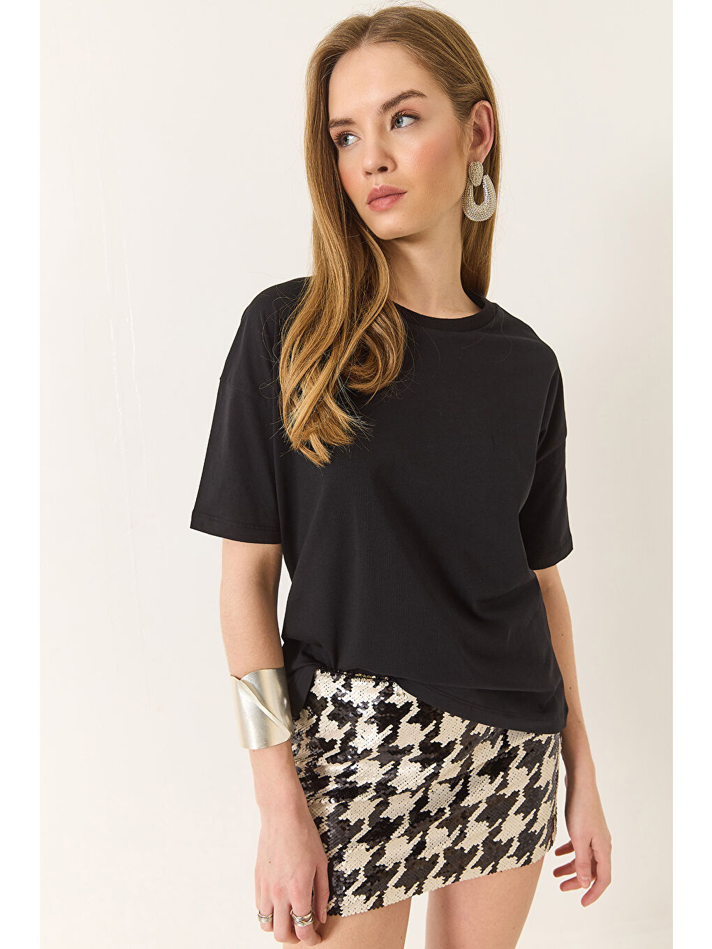 Siyah Kadın % Organik Pamuk Relaxed Fit Yırtmaçlı Yuvarlak Yakalı T-Shirt-1