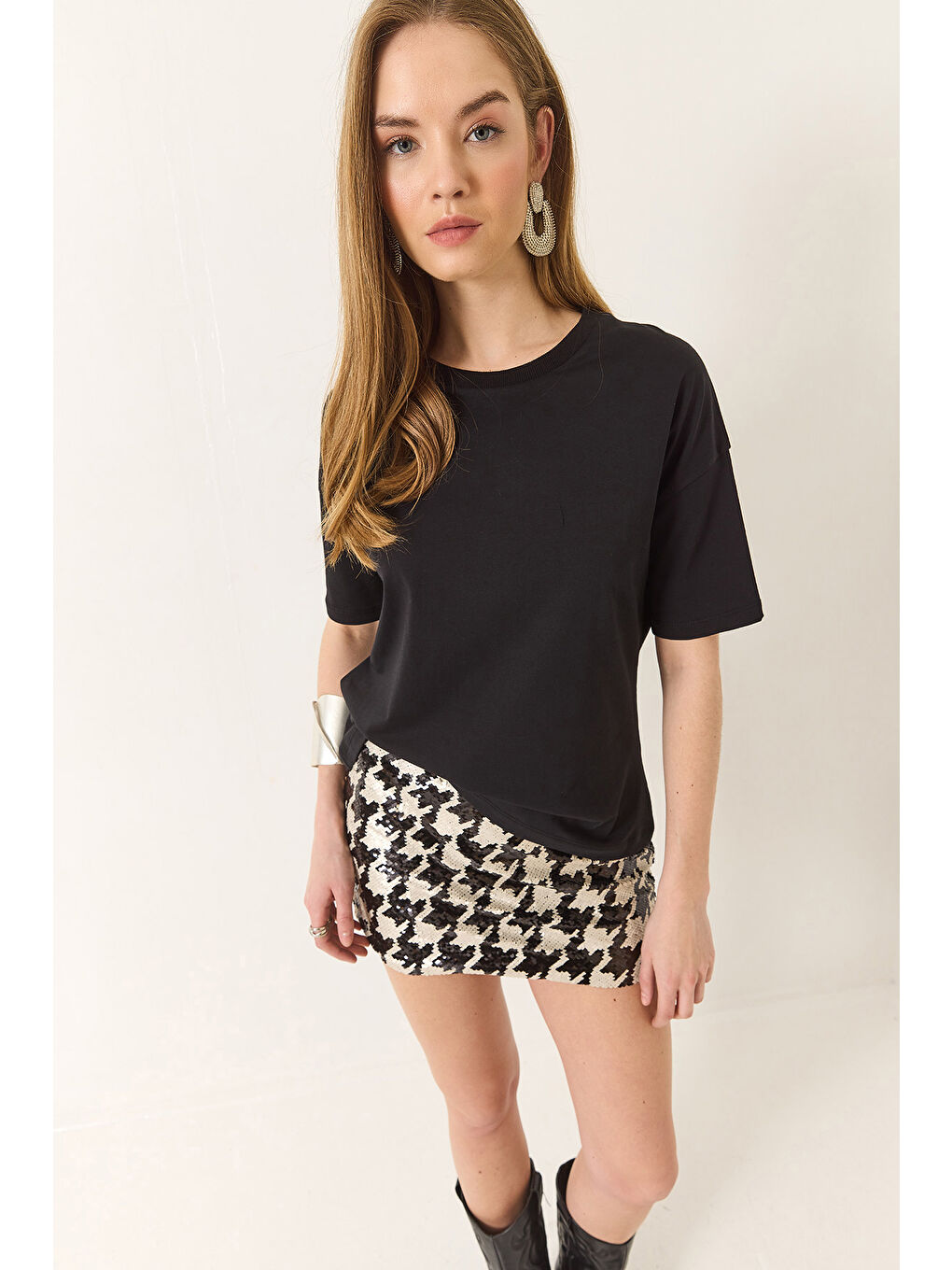 Siyah Kadın % Organik Pamuk Relaxed Fit Yırtmaçlı Yuvarlak Yakalı T-Shirt-2