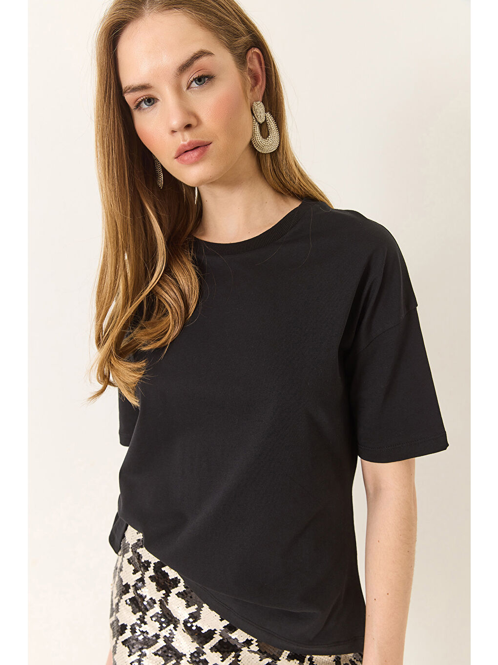 Siyah Kadın % Organik Pamuk Relaxed Fit Yırtmaçlı Yuvarlak Yakalı T-Shirt-4