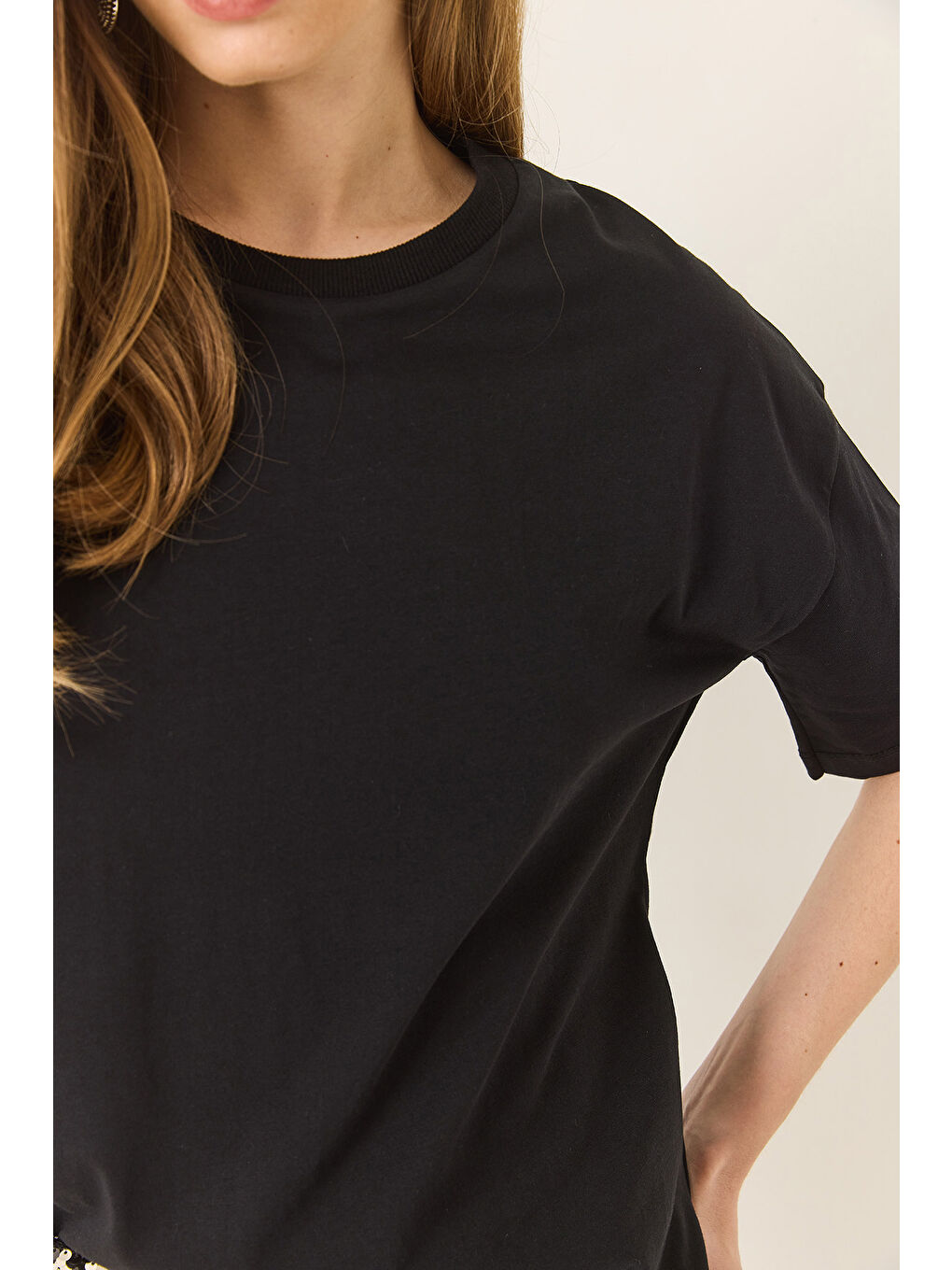 Siyah Kadın % Organik Pamuk Relaxed Fit Yırtmaçlı Yuvarlak Yakalı T-Shirt-5